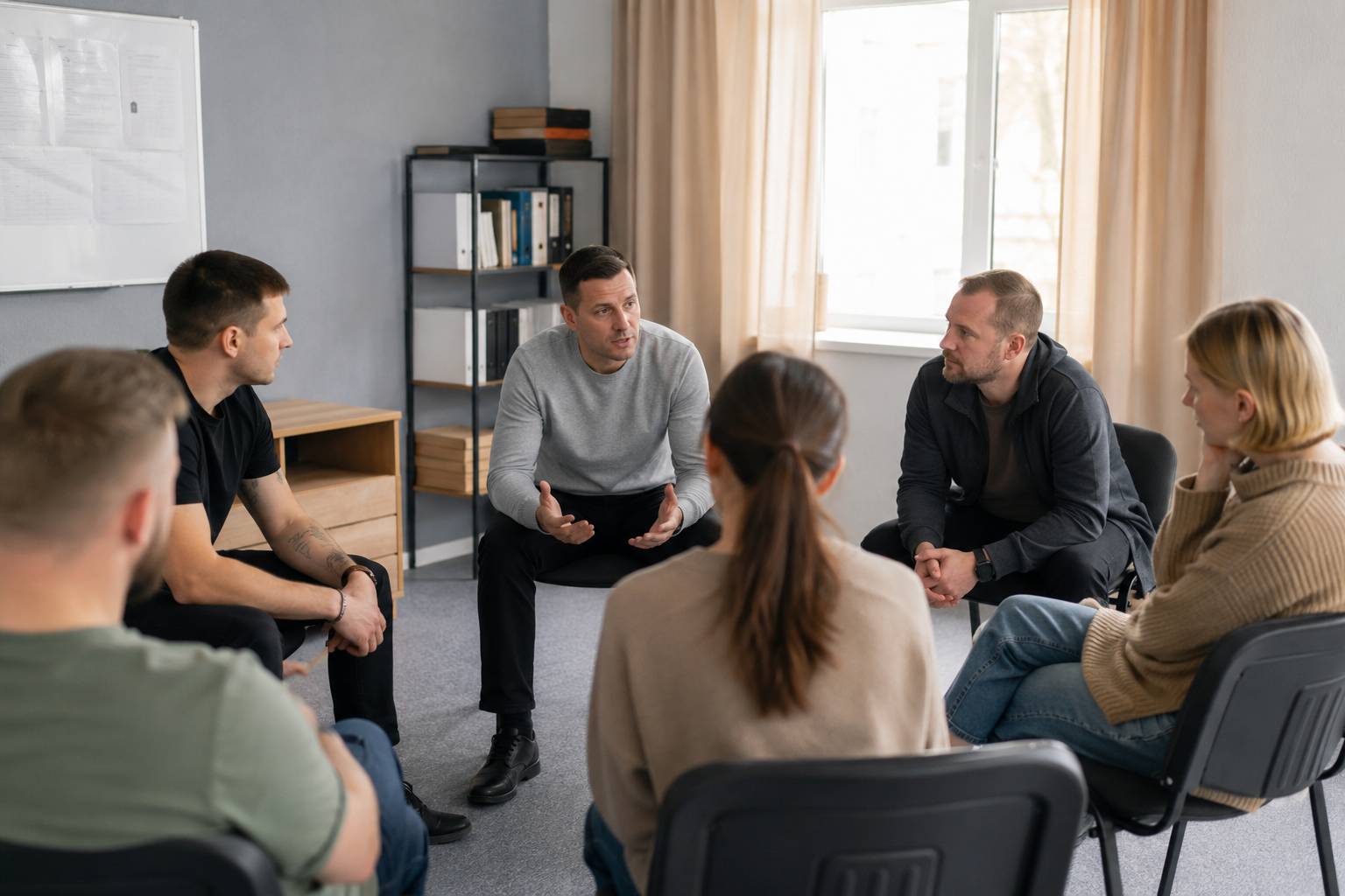 Специалист и пациенты на групповой терапии